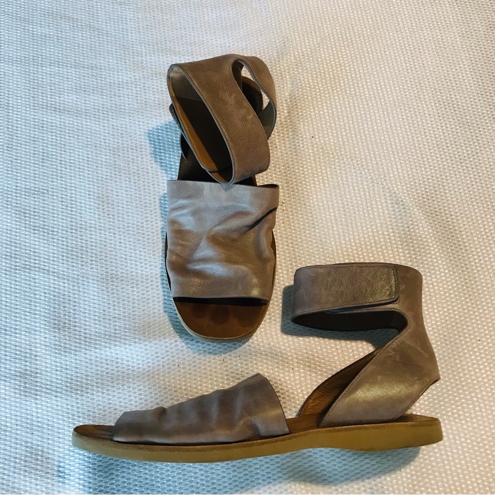 Vince Women's Tan‎ Sandals